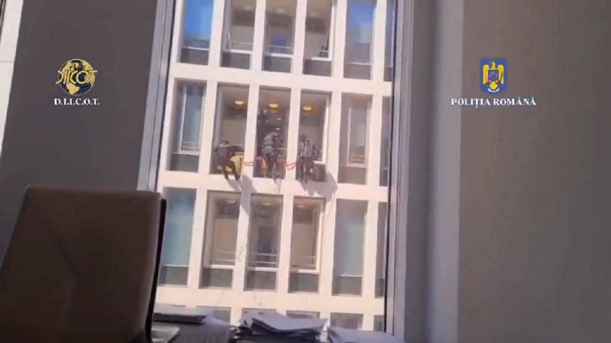 imagini spectaculoase cu trupele speciale care descind intr o cladire de birouri din bucuresti la o grupare de brokeri falsi