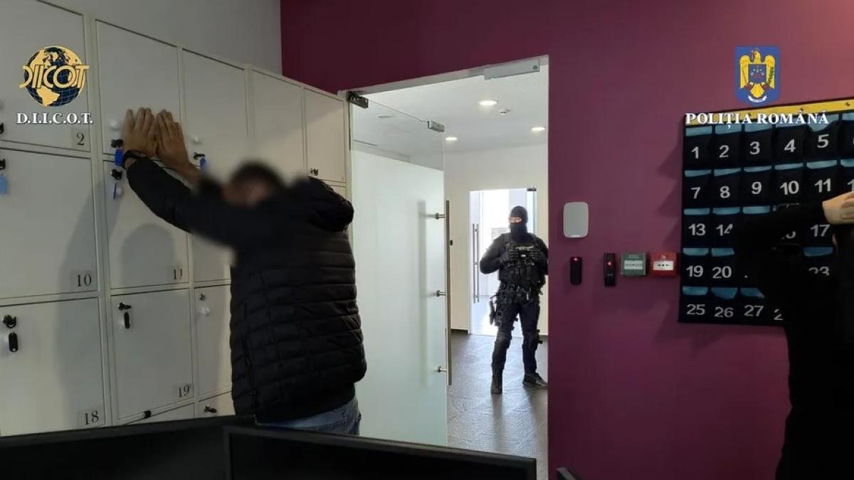 retea uriasa de brokeri escroci destructurata se foloseau de imaginea lui ion tiriac si a lui gigi becali pentru a insela clientii