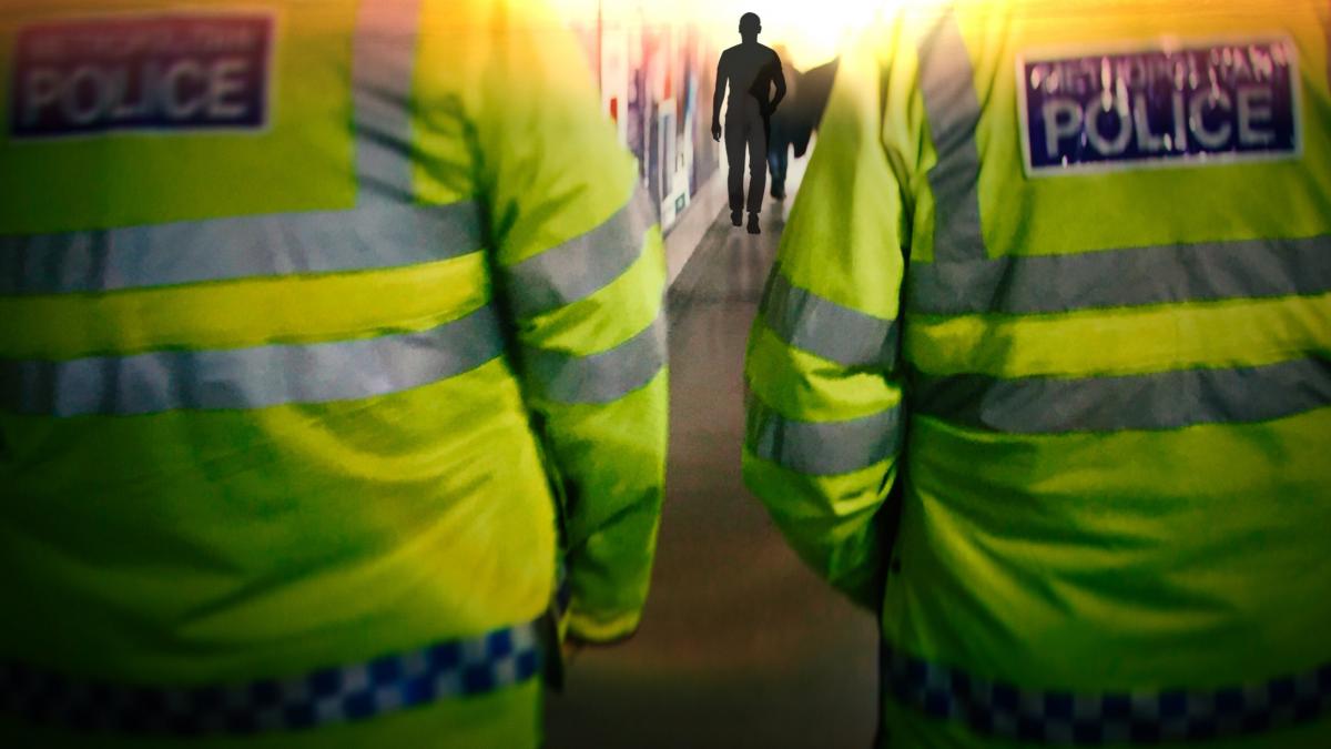 roman arestat de agentii antiterorism din marea britanie chiar cand a ajuns pe aeroport acuzatiile trimit la legaturi cu rusia