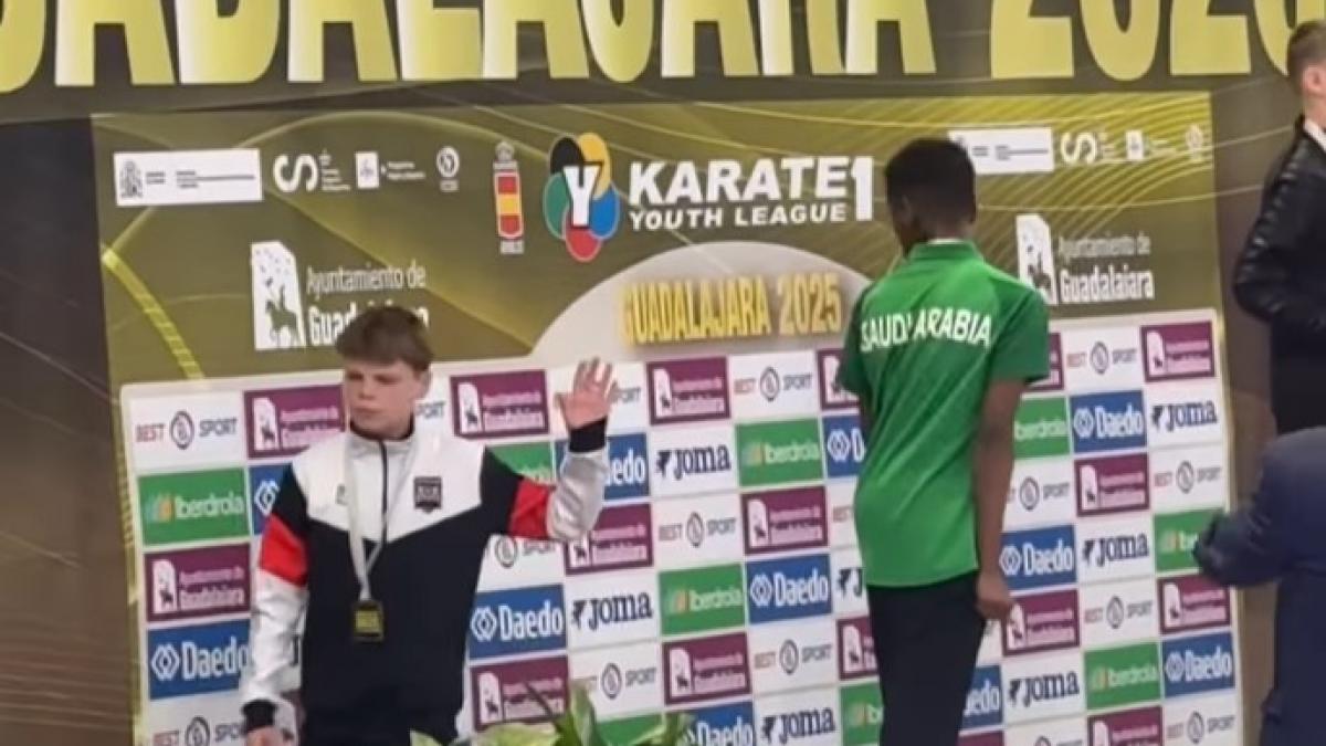 video un copil ucrainean refuza sa urce pe podium langa un sportiv rus sa isi primeasca medalia fara fotografii cu teroristii