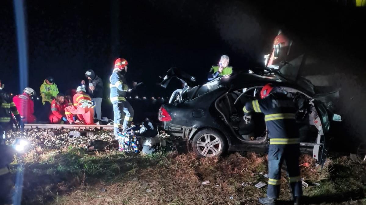accident cumplit in iasi o masina a fost spulberata de tren o femeie a murit iar doi barbati au fost raniti grav