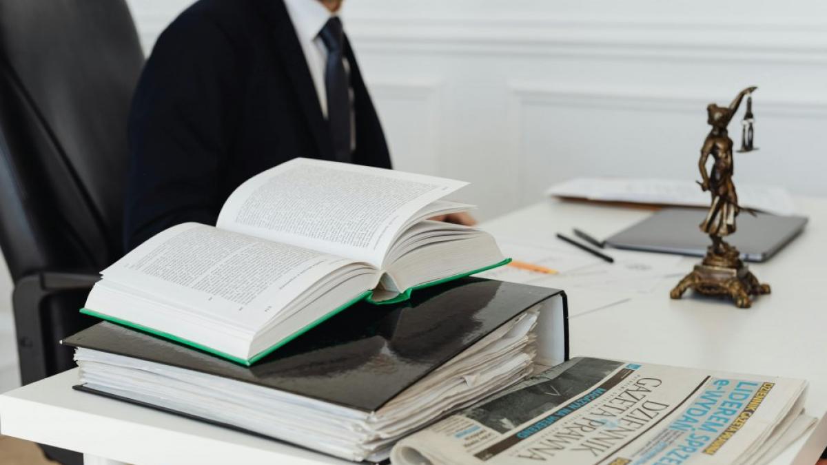 avocat-la-birou-cu-documente