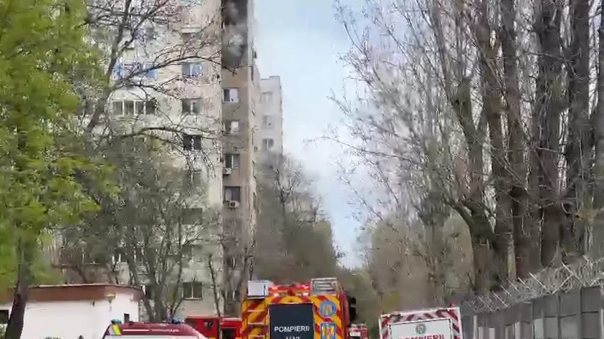 explozie urmata de incendiu intr un bloc din bucuresti doua persoane au fost duse la spital