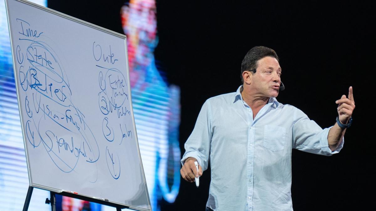 lupul de pe wall street il apara pe donald trump in scandalul burselor va fi dureros dar era nevoie de o schimbare