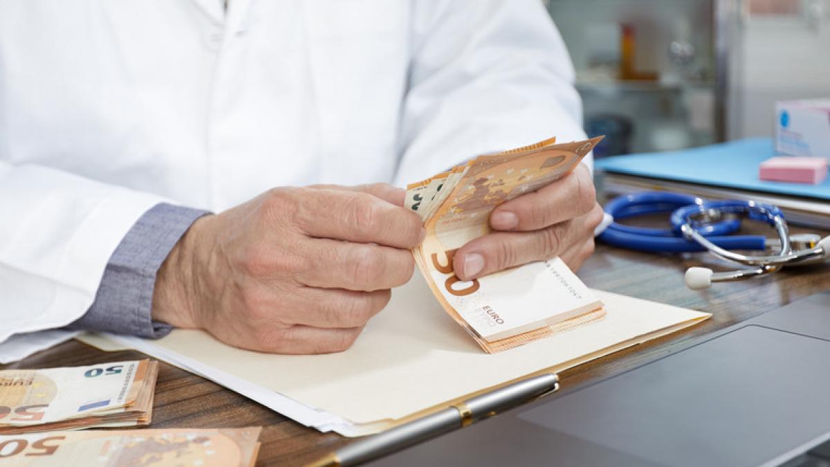 mita de pana la 3 500 de euro pentru o operatie la institutul de boli cardiovasculare din iasi managerul si medici cercetati penal