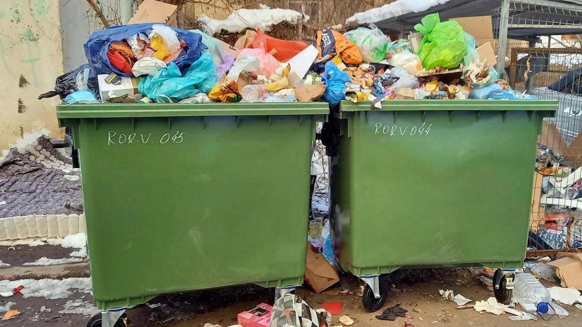 Poza cu două pubele pline cu deseu menajer neridicat din 17 februarie, in municipiul Ploiesti, din cauza unui blocaj institutional, noul operator de salubritate neavand autorizatie de mediu pentru a-si putea incepe activitatea.