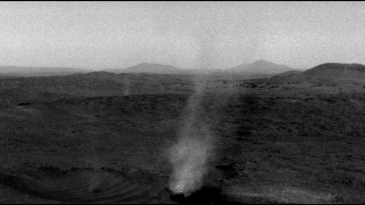 roverul nasa a surprins imagini unice cu un diavol de praf de pe marte inghitit de un altul de mari dimensiuni