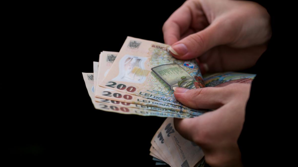 bancnote romanesti 200 lei ron numerar cash