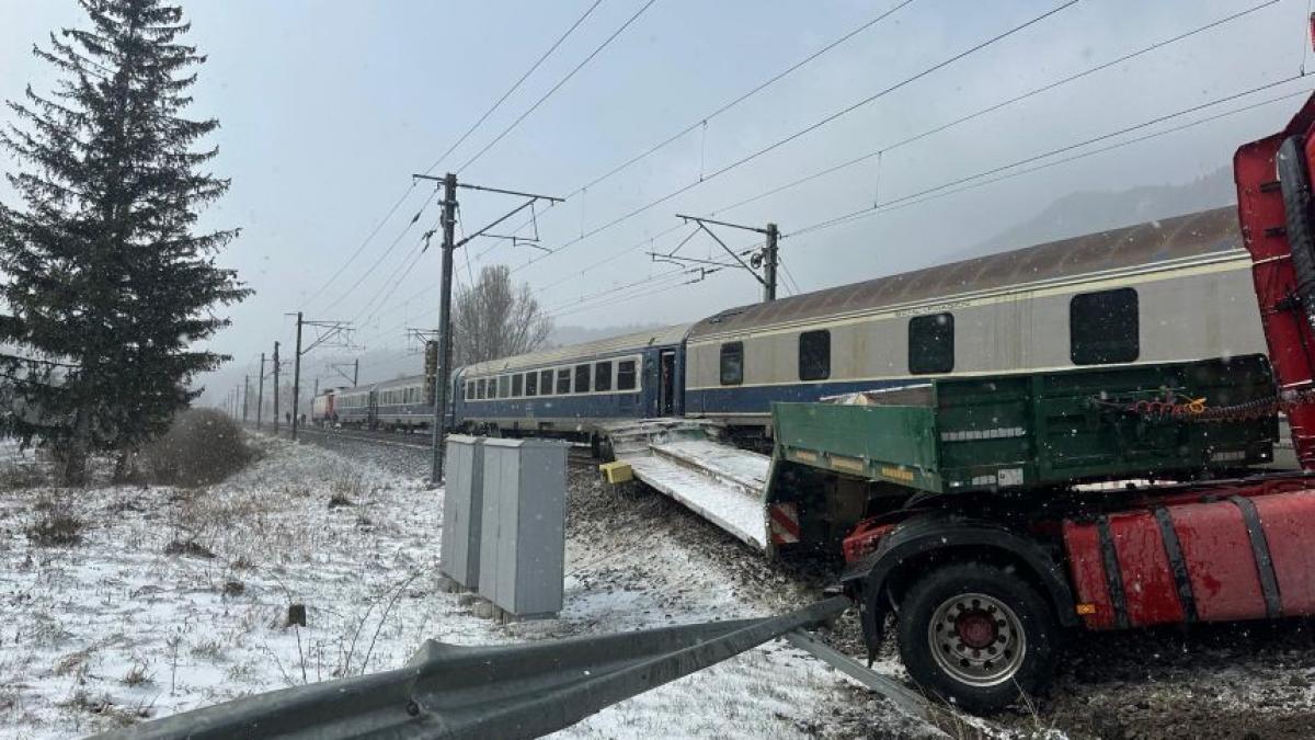 un camion a fost lovit de tren in busteni traficul feroviar e blocat trei alte trenuri nu mai pot inainta