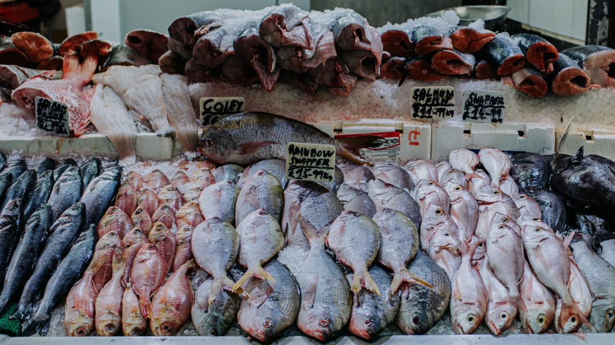 romanii fac cozi la tarabele cu peste inaintea duminicii floriilor preturile s au marit fata de anul trecut