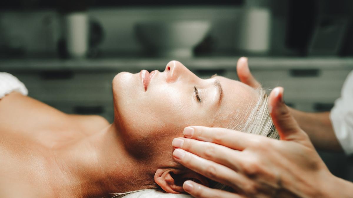 secretul unui ten mai tanar tehnica de masaj care iti remodeleaza chipul fara interventii invazive