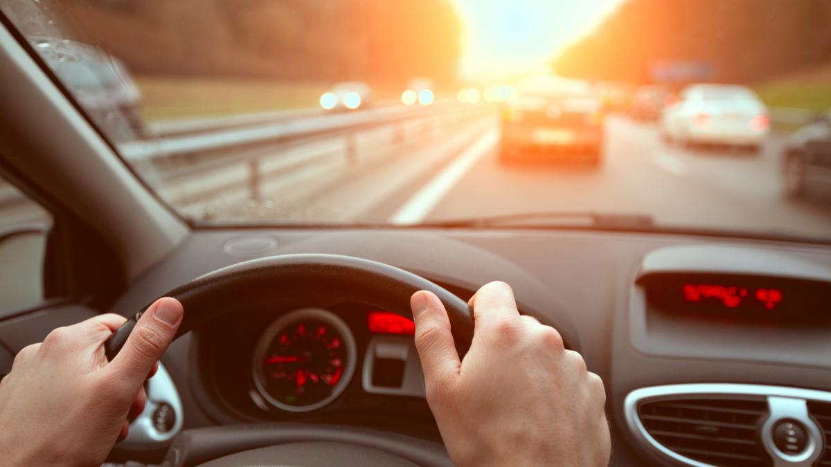 sofer care conduce o masina pe autostrada