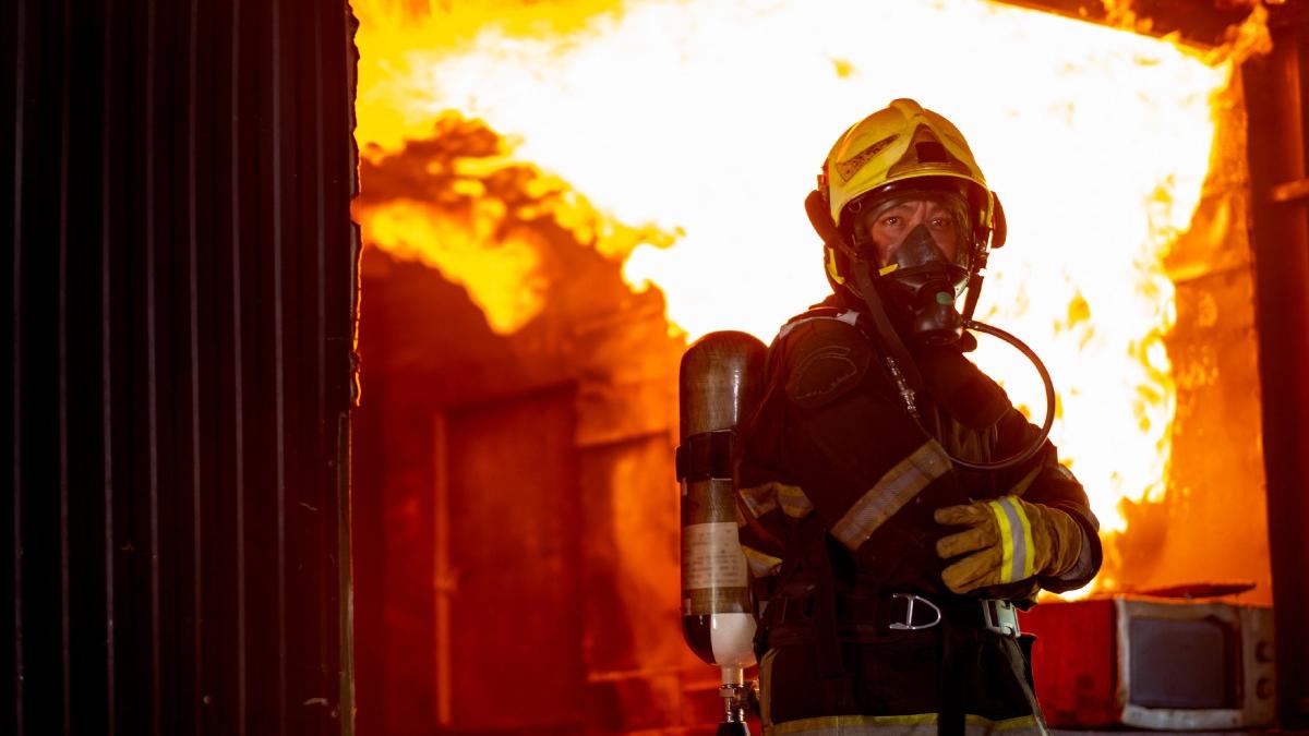 incendiu la o pensiune din judetul dambovita flacarile au cuprins un etaj si mansarda traficul este blocat pe dn71