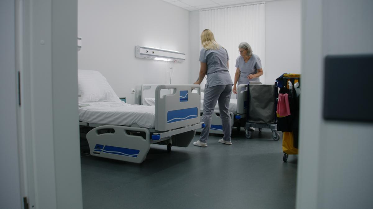 ingrijitoare romanca din italia gasita moarta in camera de hotel cu o zi inainte se prezentase la urgente si fusese trimisa acasa