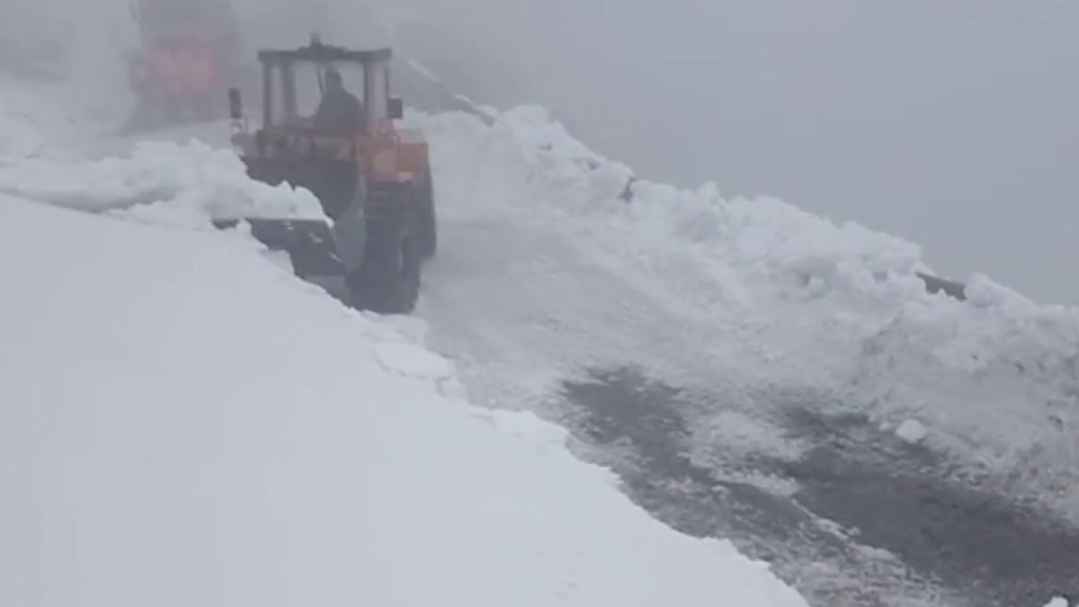 a inceput deszapezirea pe transalpina in unele zone zapada depaseste chiar si trei metri