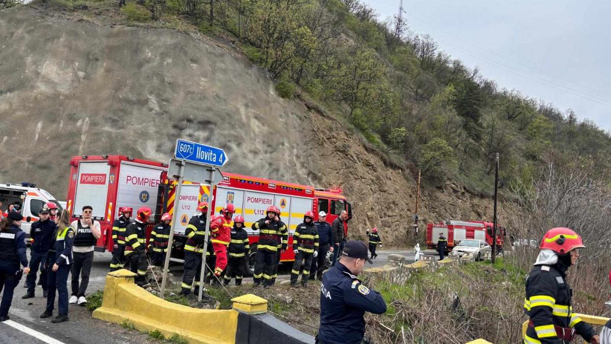 imagine cu pompierii sositi în locul in care a plonjat in Dunare un microbuz dupa ce s-a ciocnit cu un autoturism pe DN 6, în zona viaductului Bahna
