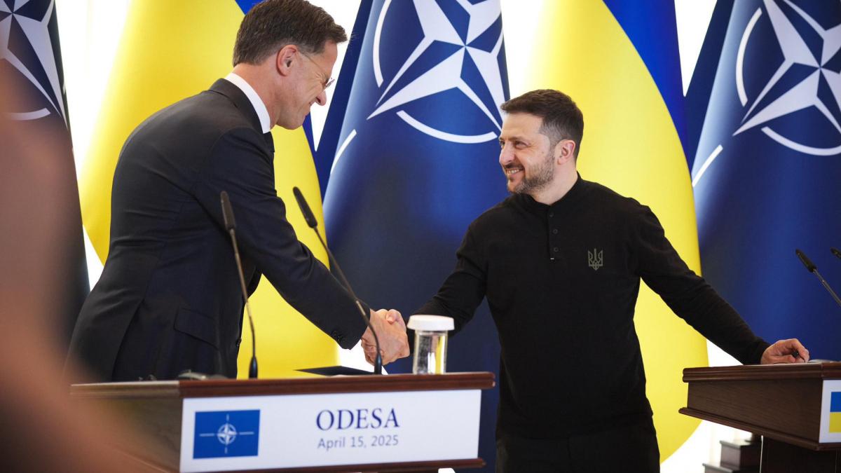 secretarul general al nato e in vizita la odesa la doar o zi de la bombardamentele intense ale rusilor secretarul general al nato e in vizita la odesa la doar o zi de la bombardamentele intense ale rusilor