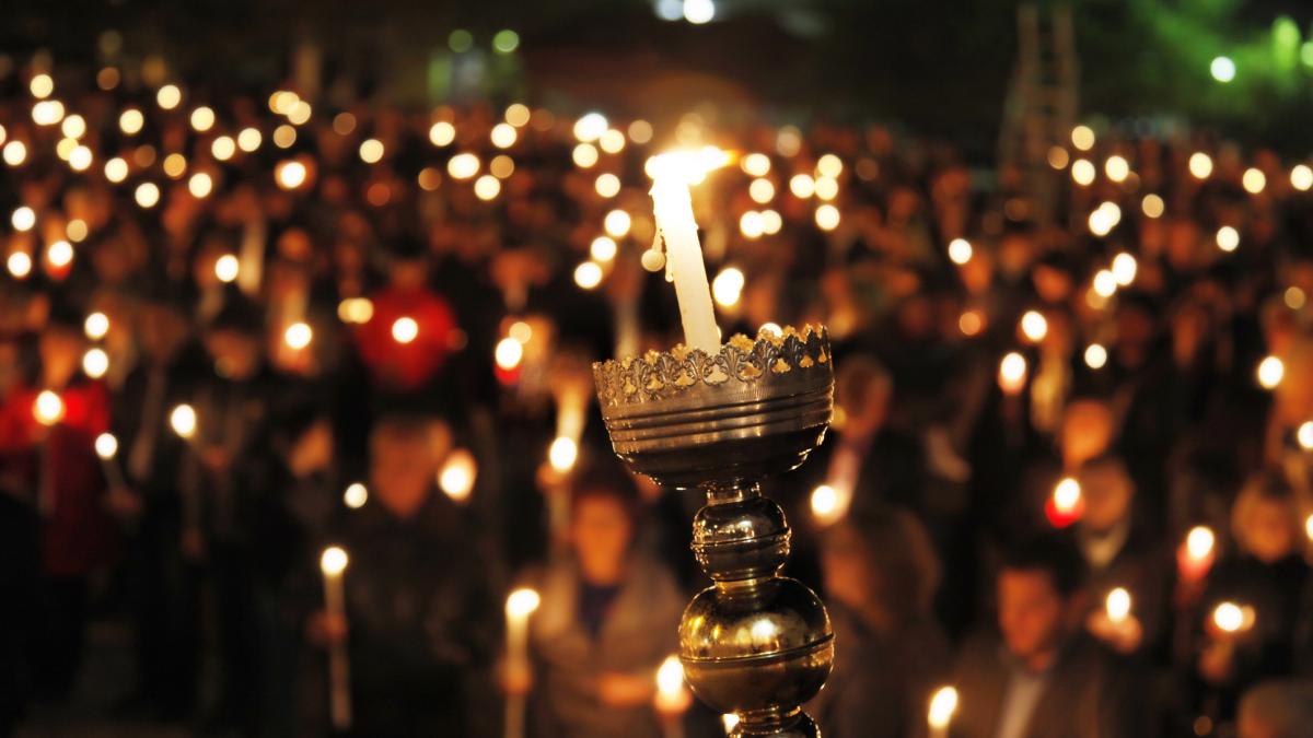 lumina sfanta adusa de la ierusalim sambata seara la ora 19 00 va ajunge la catedrala patriarhala