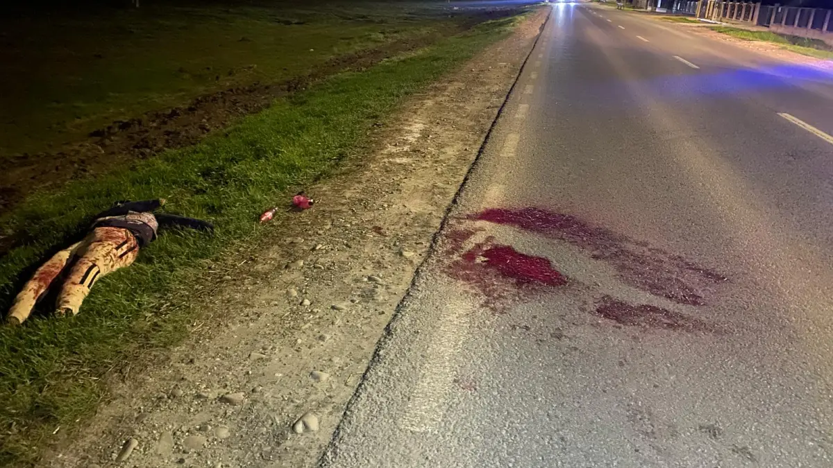 sase copii din vaslui au pus un manechin de paie stropit cu vopsea rosie pe o sosea au urmat un telefon la 112 si niste dosare penale