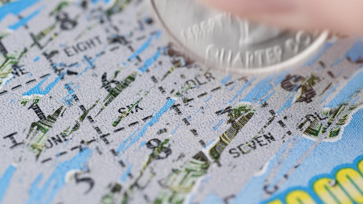 un om al strazii a devenit milionar cu un bilet razuibil la loto