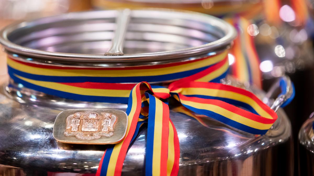 ce este si cum se desfasoara sfintirea marelui mir una dintre cele mai rare slujbe oficiate de patriarhul daniel