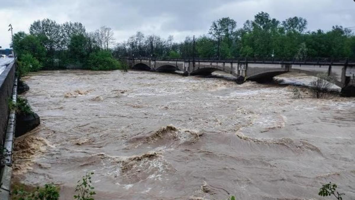 cod rosu de furtuni si inundatii in italia la granita cu franta circulatia trenurilor a fost oprita
