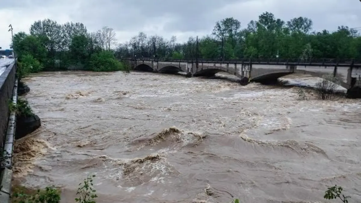 cod rosu de furtuni si inundatii in italia la granita cu franta circulatia trenurilor a fost oprita