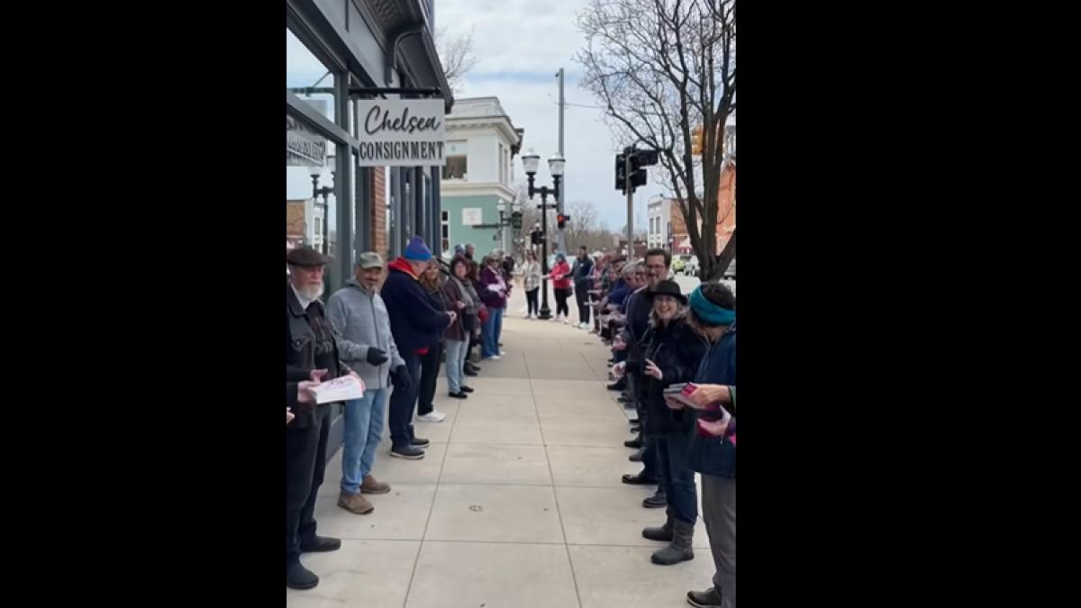 cum s a mobilizat brigada cartilor sute de oameni au format un lant uman ca sa mute 9 100 de carti volum cu volum