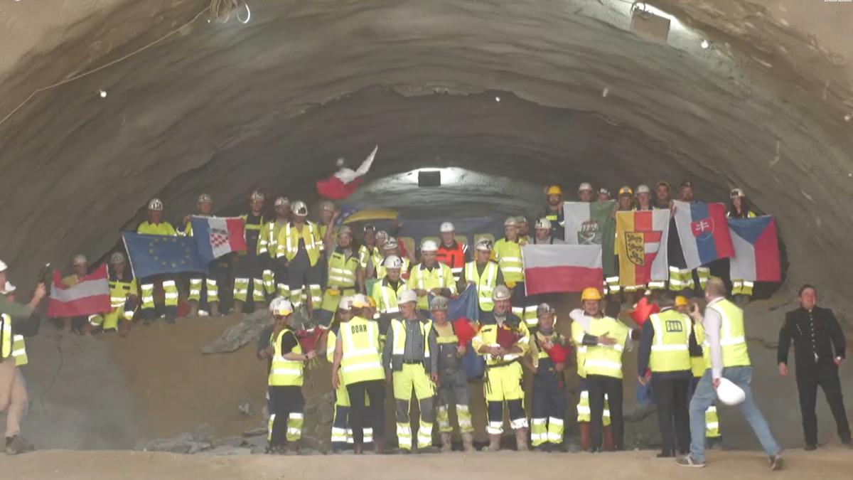 primul tunel rutier forat din romania a fost sapat complet cand ar putea fi deschis circulatiei tunelul momaia de pe autostrada a1 primul tunel rutier forat din romania a fost sapat complet cand ar putea fi deschis circulatiei tunelul momaia de pe autostrada a1