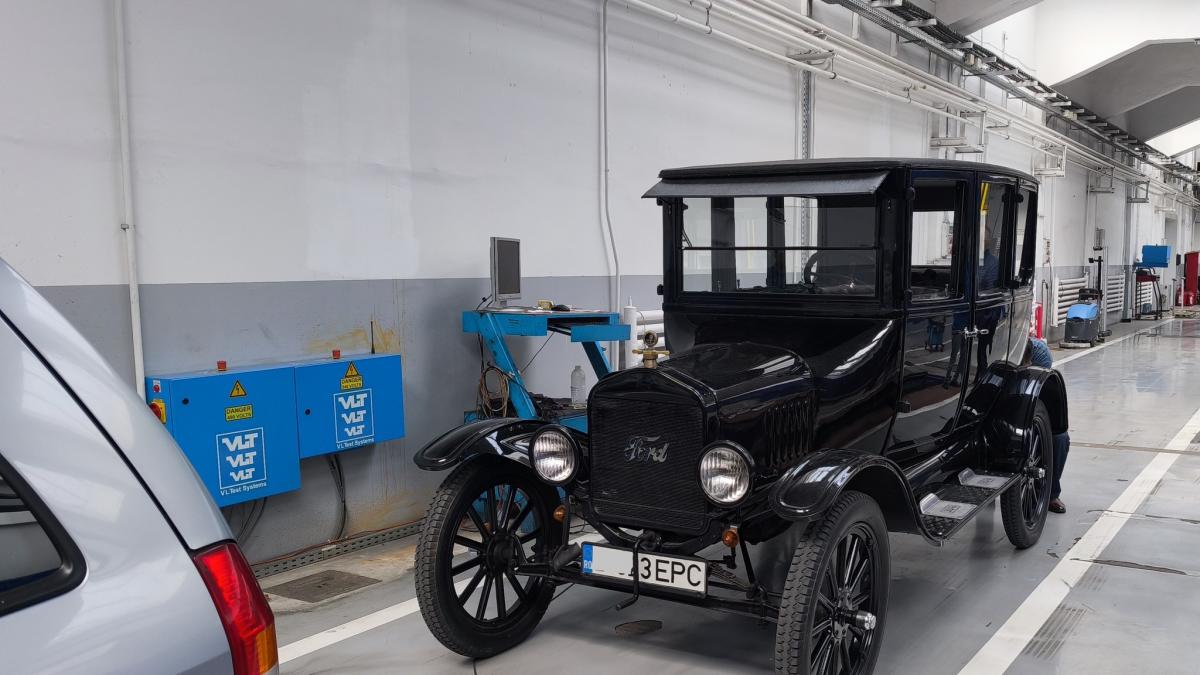 un ford model t fabricat acum 102 ani masina care a lansat transportul rutier accesibil a trecut pragul rar