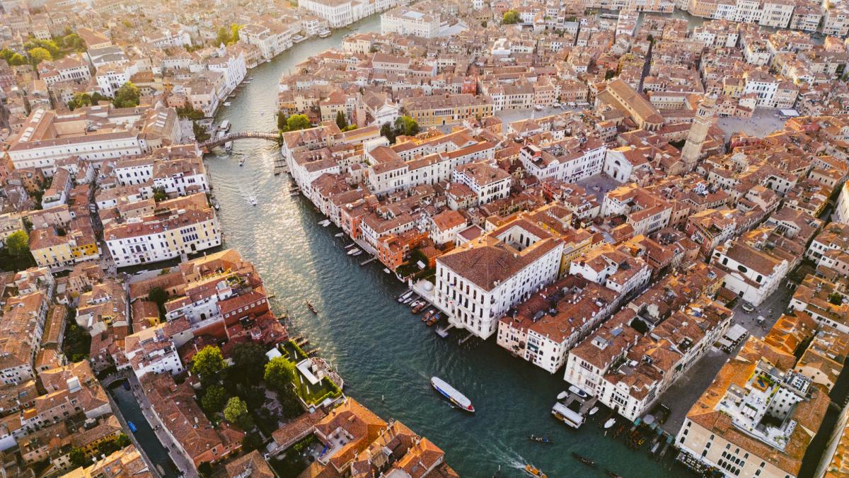 venetia reintroduce taxa de intrare in oras turistii platesc mai mult in functie de data la care isi rezerva vacanta