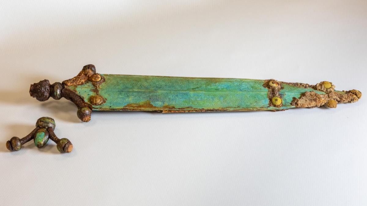 descoperire arheologica remarcabila intr o necropola celtica bijuterii si arme din epoca fierului au fost gasite in stare exceptionala