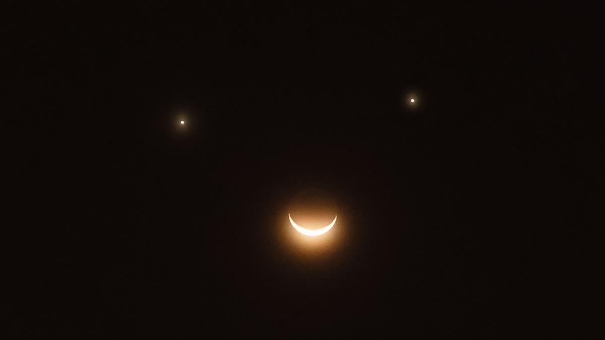 fenomen rar pe cer doua planete vor forma o fata zambitoare in conjunctie cu luna saptamana viitoare cand si unde se vede smiley fenomen rar pe cer doua planete vor forma o fata zambitoare in conjunctie cu luna saptamana viitoare cand si unde se vede smiley