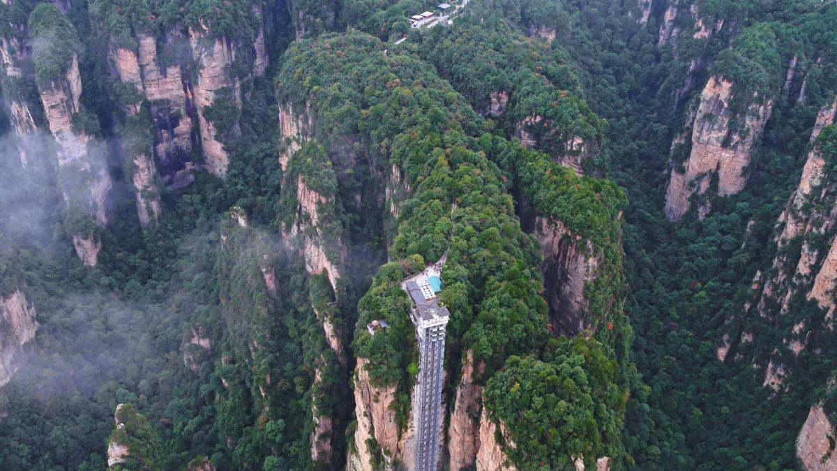 in cel mai inalt lift exterior din lume se vede peisajul din avatar cabinele de sticla urca pe stanca 1 380 de persoane pe ora