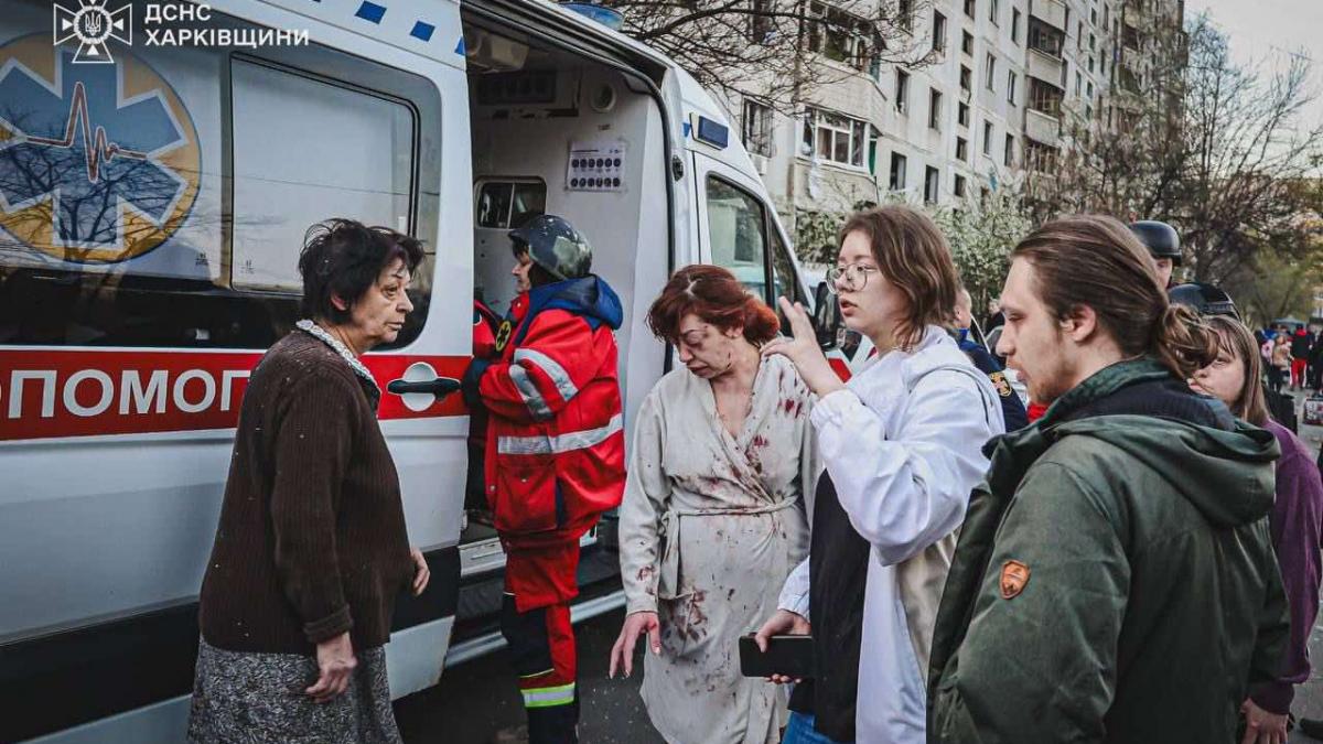 rusia a bombardat civili ucraineni in noaptea dintre joia si vinerea mare doi oameni au murit alti 40 sunt raniti la harkov si sumi