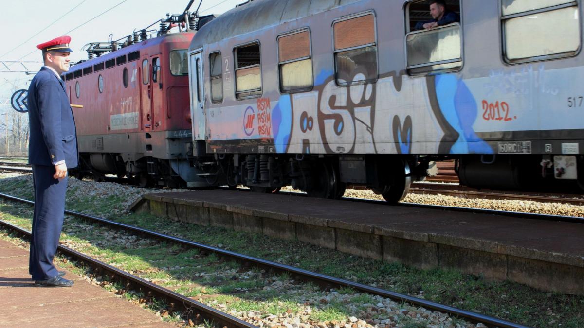 sef de tren pe peron