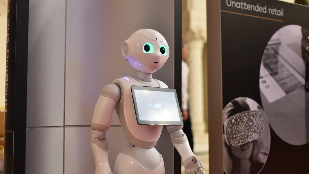 universitatea din romania unde studentii invata de la un robot profesor cum arata si ce face pepper