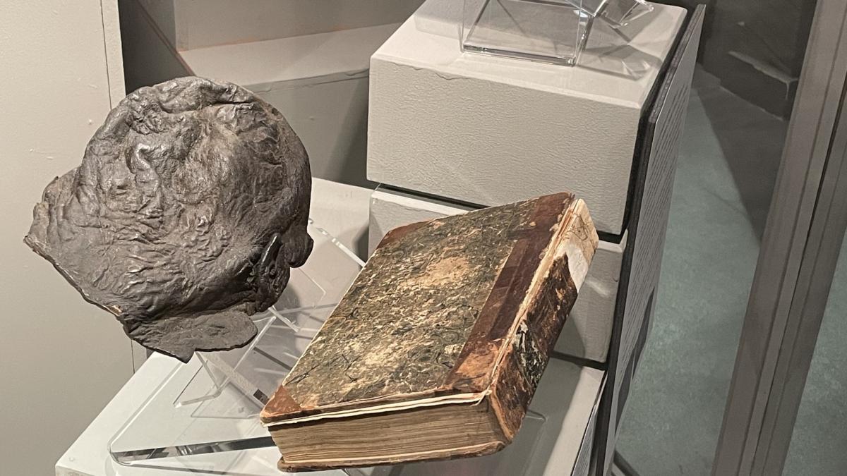 carte legata in pielea unuia dintre cei mai cunoscuti criminali expusa la muzeu william corder a ingrozit marea britanie