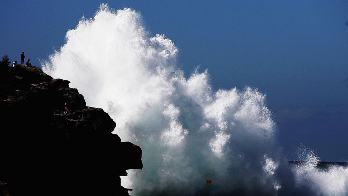 inceput ingrozitor pentru weekendul de paste 5 oameni au murit iar 2 au disparut dupa ce valuri uriase au lovit coasta australiei