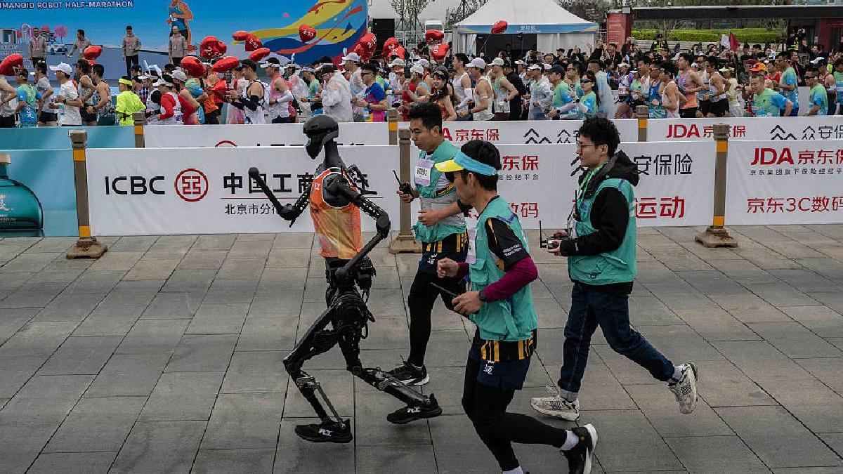 premiera mondiala robotii au alergat alaturi de oameni la maratonul din beijing cine a castigat