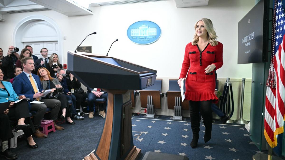 purtatoarea de cuvant a lui trump a imbracat o rochie rosie cu dantela si retelele sociale din china au explodat