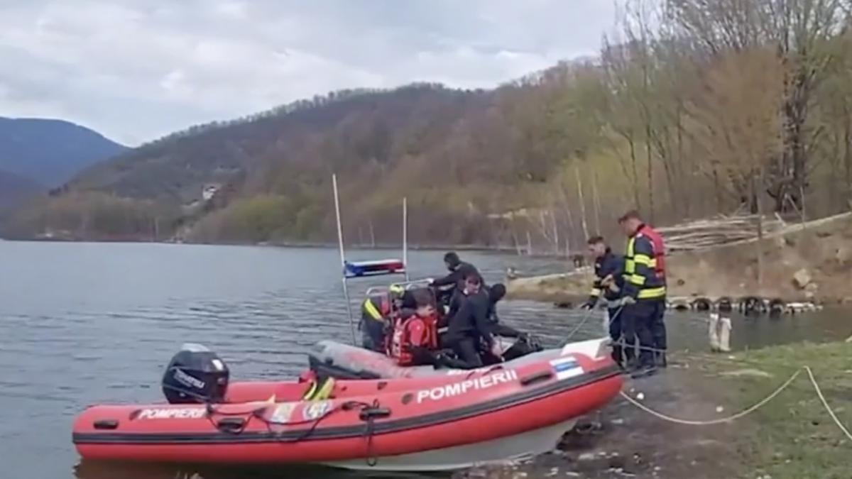 tragedie de paste pompierul dat disparut in lacul siriu a fost gasit mort dupa 24 de ore de cautari era cu prietenii cand a cazut tragedie de paste pompierul dat disparut in lacul siriu a fost gasit mort dupa 24 de ore de cautari era cu prietenii cand a cazut