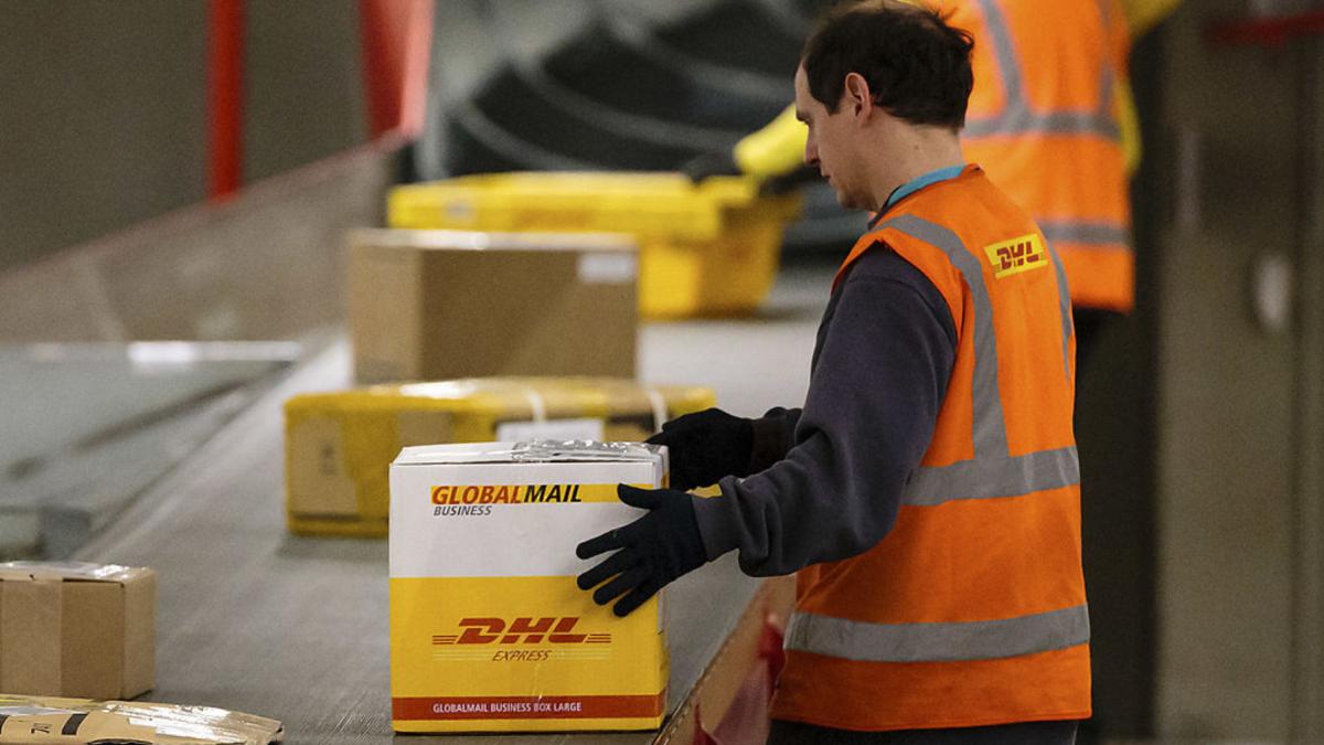 dhl nu le va mai livra americanilor colete din strainatate in valoare de peste 800 de dolari anuntul companiei de curierat