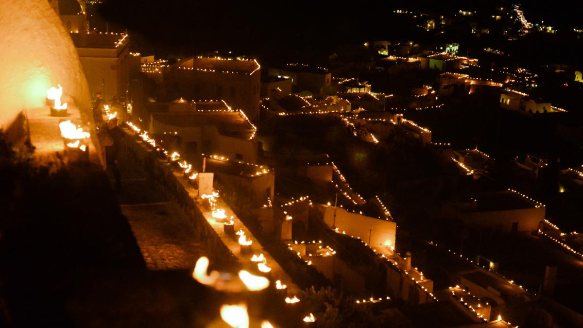 imagini impresionante din santorini in noaptea de inviere toate balustradele si terasele au fost acoperite cu lumanari aprinse