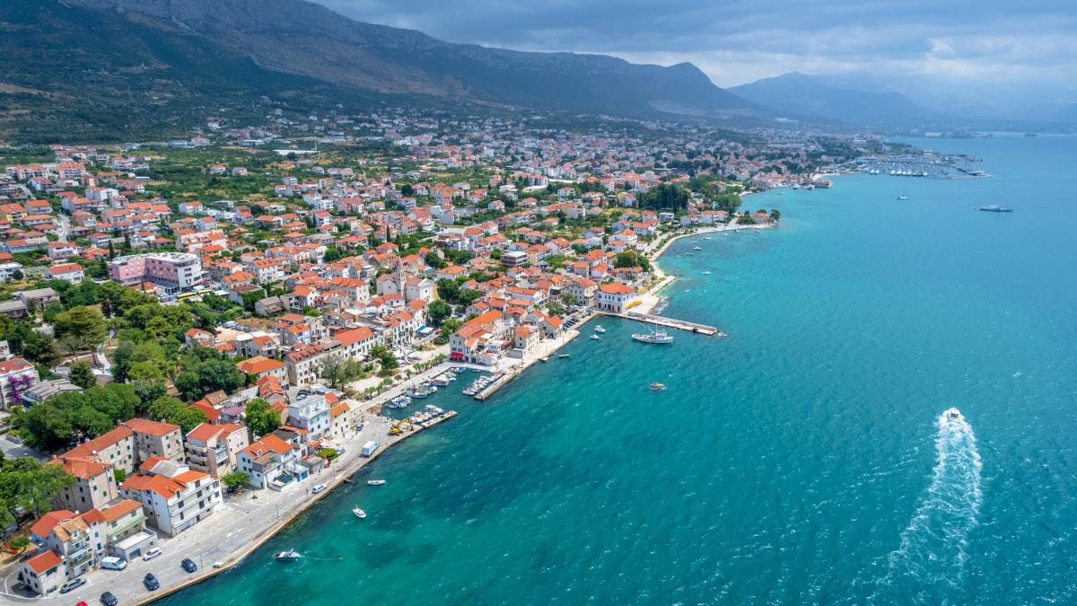 o destinatie de vacanta preferata de romani ii amendeaza cu pana la 700 de euro pe turistii care merg fara camasa