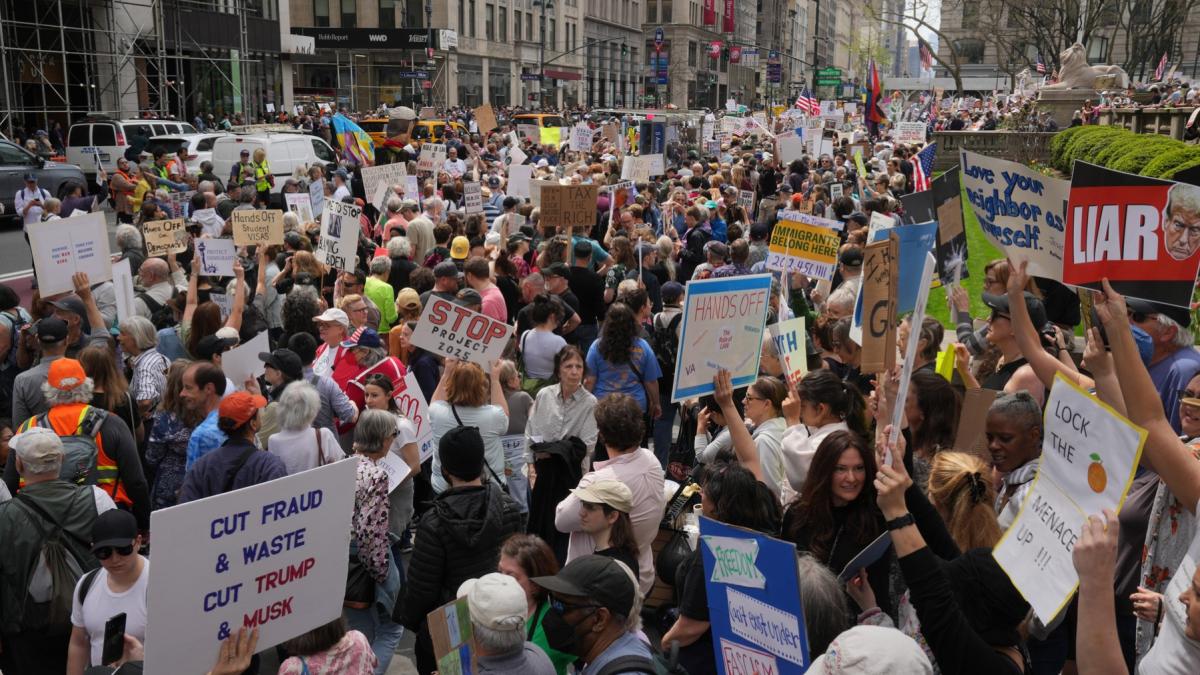 o perioada foarte periculoasa pentru libertate in america mii de oameni au protestat fata de politicile lui trump