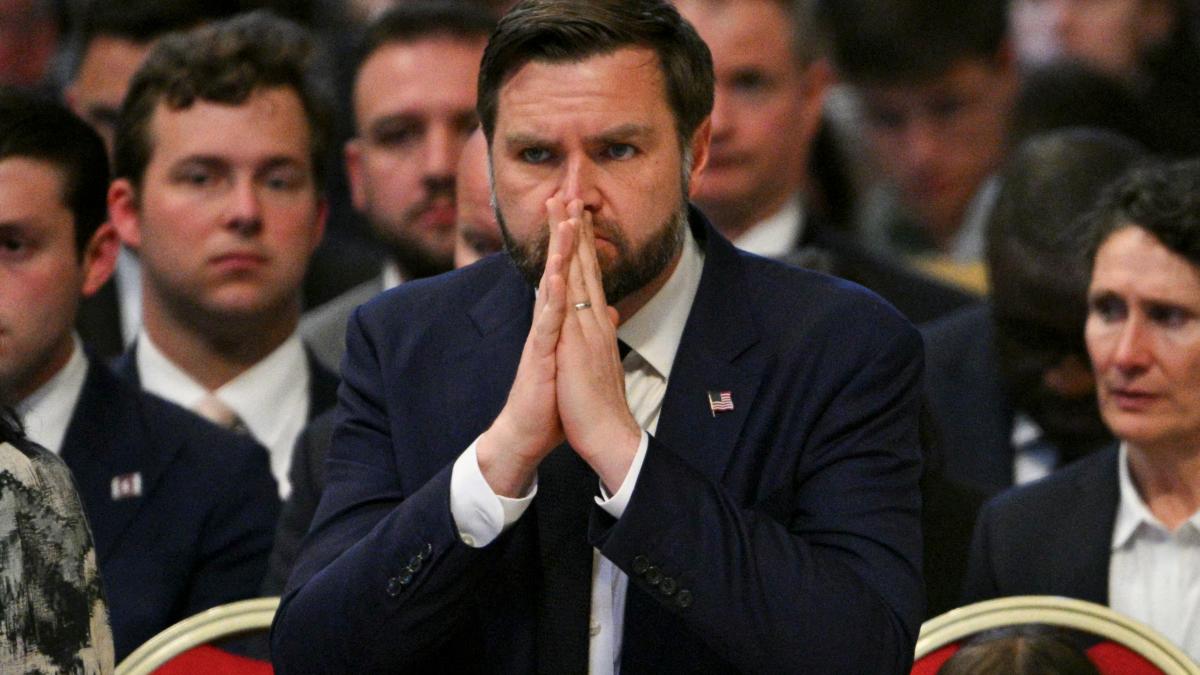 JD Vance se roagă cu palmele lipite.