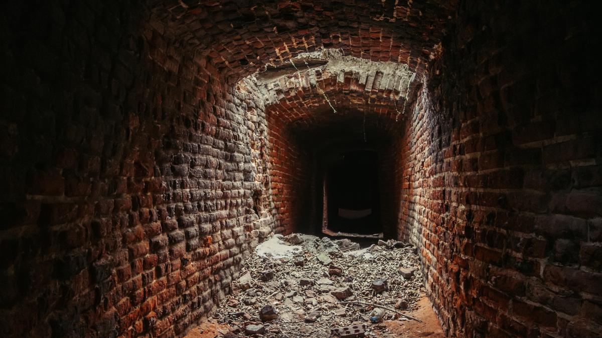 descoperire infioratoare inchisoarea secreta din spatele aeroportului unde oamenii erau ingropati de vii era mai rau ca moartea