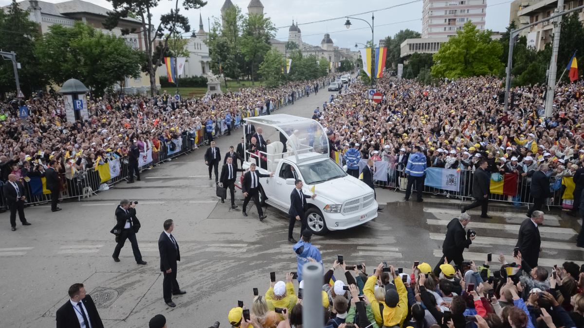 imagini cu papa francisc in romania ce le a transmis atunci suveranul pontif sutelor de mii de credinciosi care l au asteptat