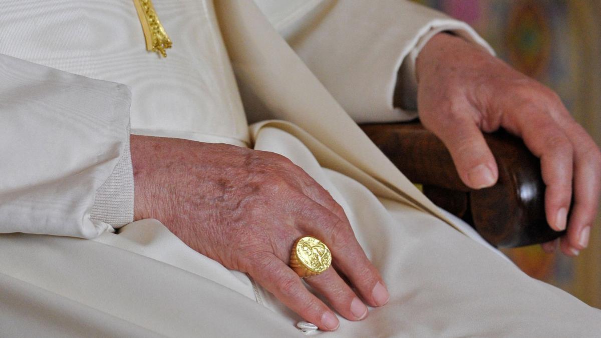 de ce trebuie distrus inelul pescarului de pe degetul papei si de ce a refuzat francisc sa respecte o traditie veche de 800 de ani